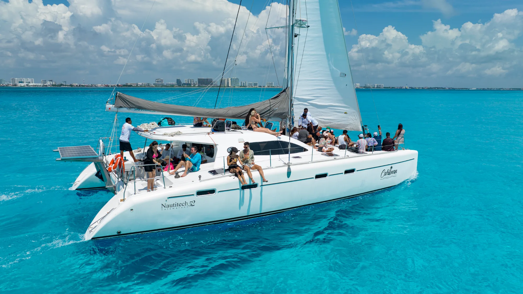 Navega al Paraíso: Tour a Isla Mujeres VIP Familia